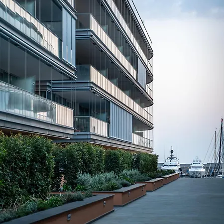 Joivy Luxury Waterfront With Balcony & Parking In Apartment Genua