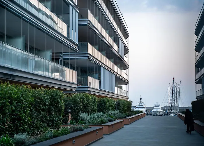 Joivy Luxury Waterfront With Balcony & Parking In Apartment Genua