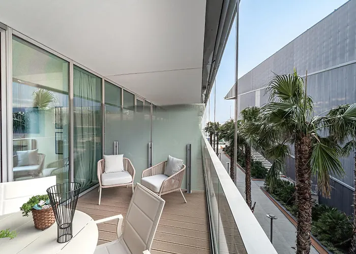 Joivy Luxury Waterfront With Balcony & Parking In Apartment *