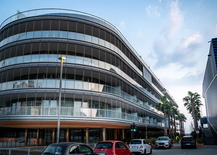 Joivy Luxury Waterfront With Balcony & Parking In Genua