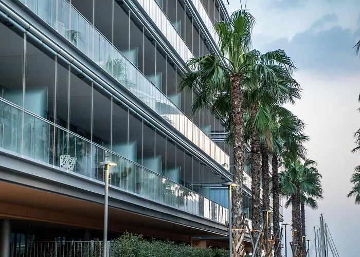 Joivy Luxury Waterfront With Balcony & Parking In Apartment *