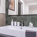 Joivy Luxury Waterfront With Balcony & Parking In Daire Cenova