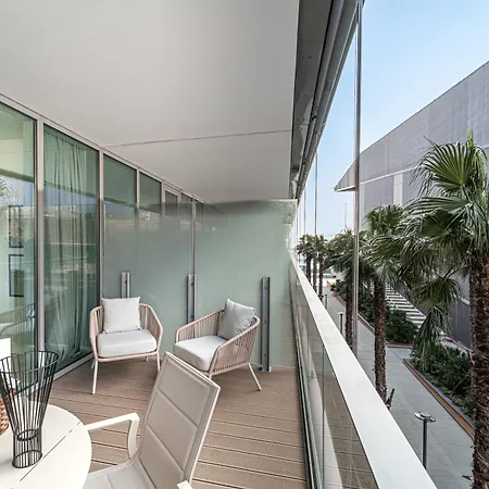 Joivy Luxury Waterfront With Balcony & Parking In Apartmán *