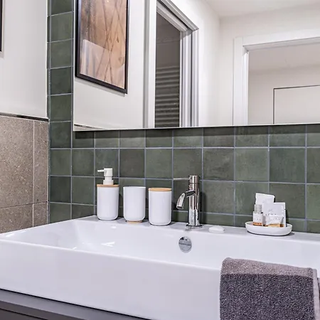 Joivy Luxury Waterfront With Balcony & Parking In Apartment Genua