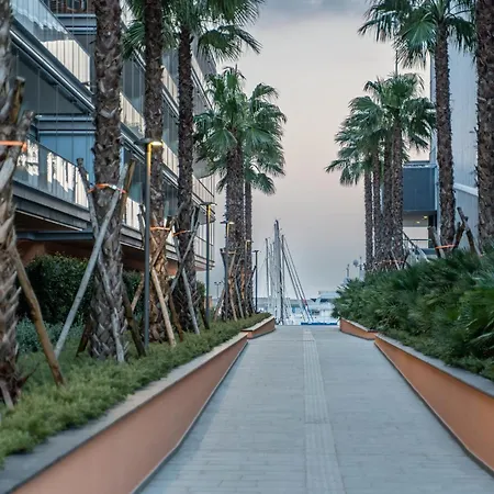 Joivy Luxury Waterfront With Balcony & Parking In Apartmán